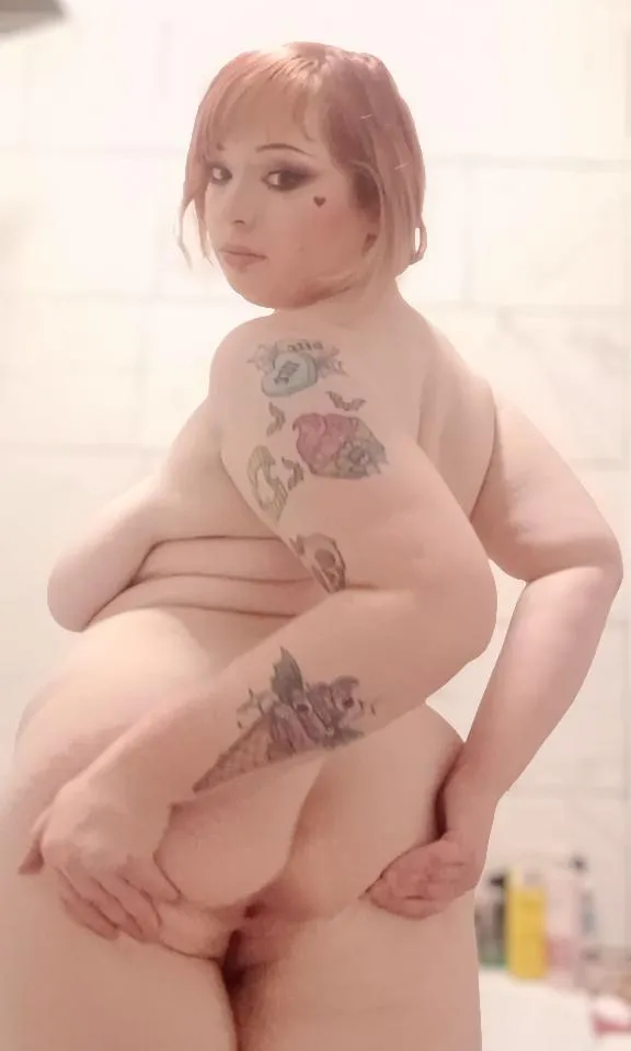 The thicc anal goth slut of your dreams