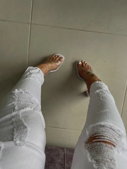 These toes aren’t shy… do you like them