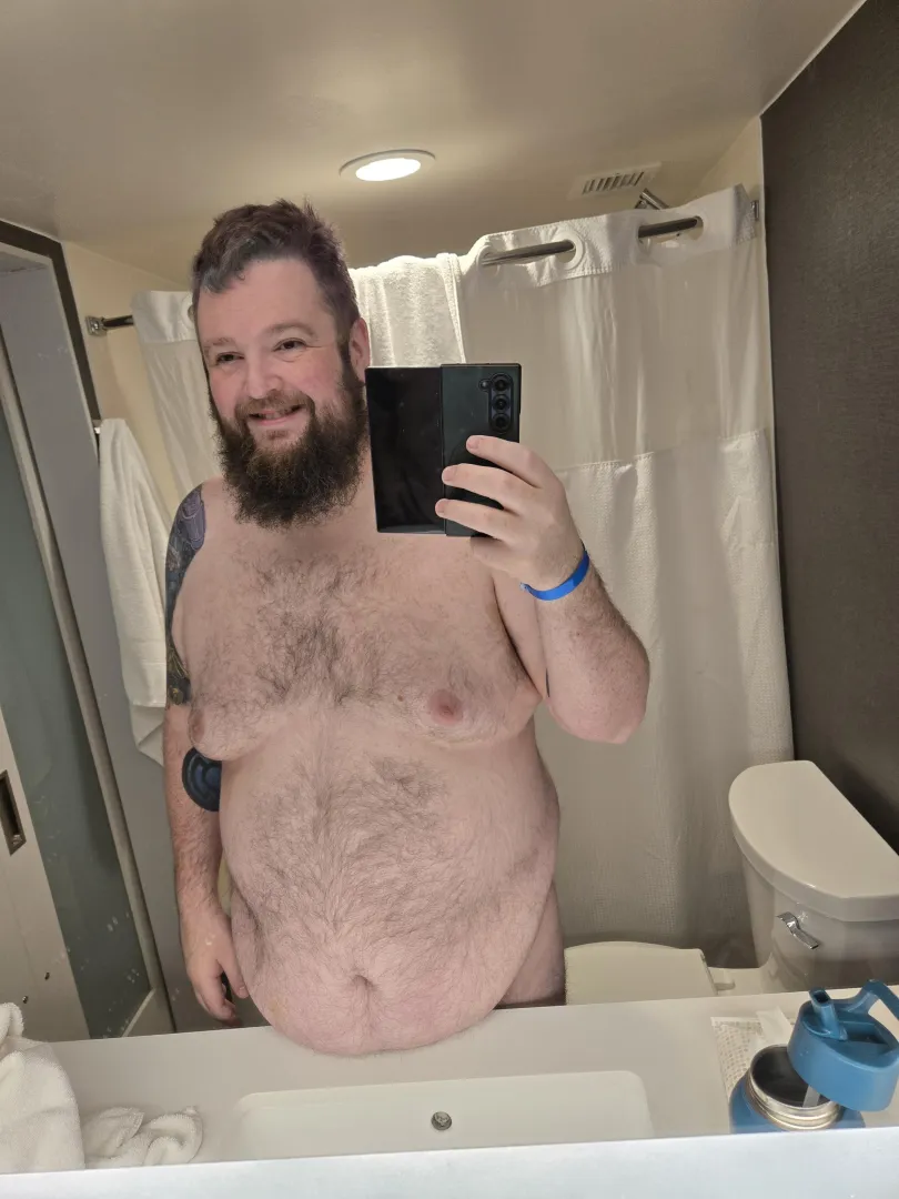 Thicc bear takes advantage of hotel lighting.