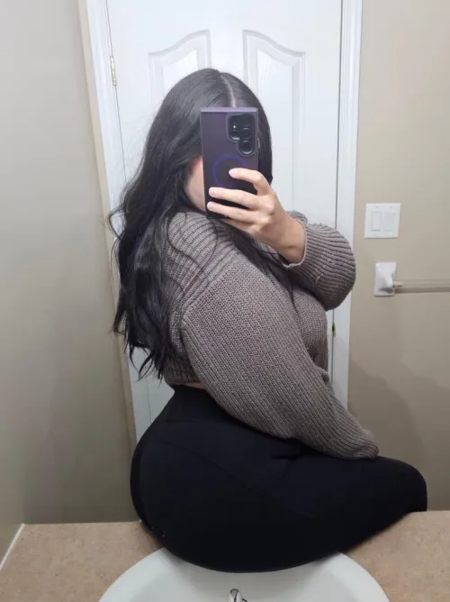 Thick and busty, if you’re into me then say something