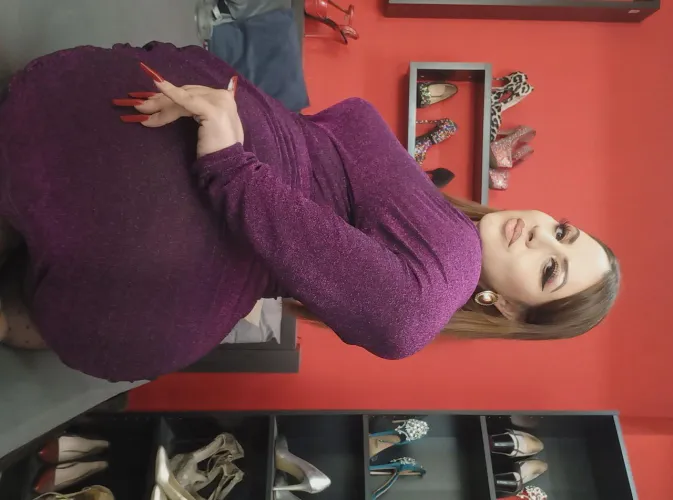 Thick curves MILF writing bad checks with her ass