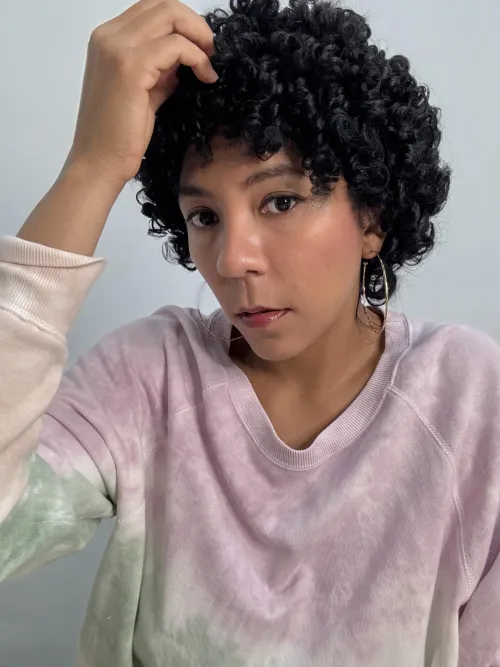 Thin, red lips to grab your attention