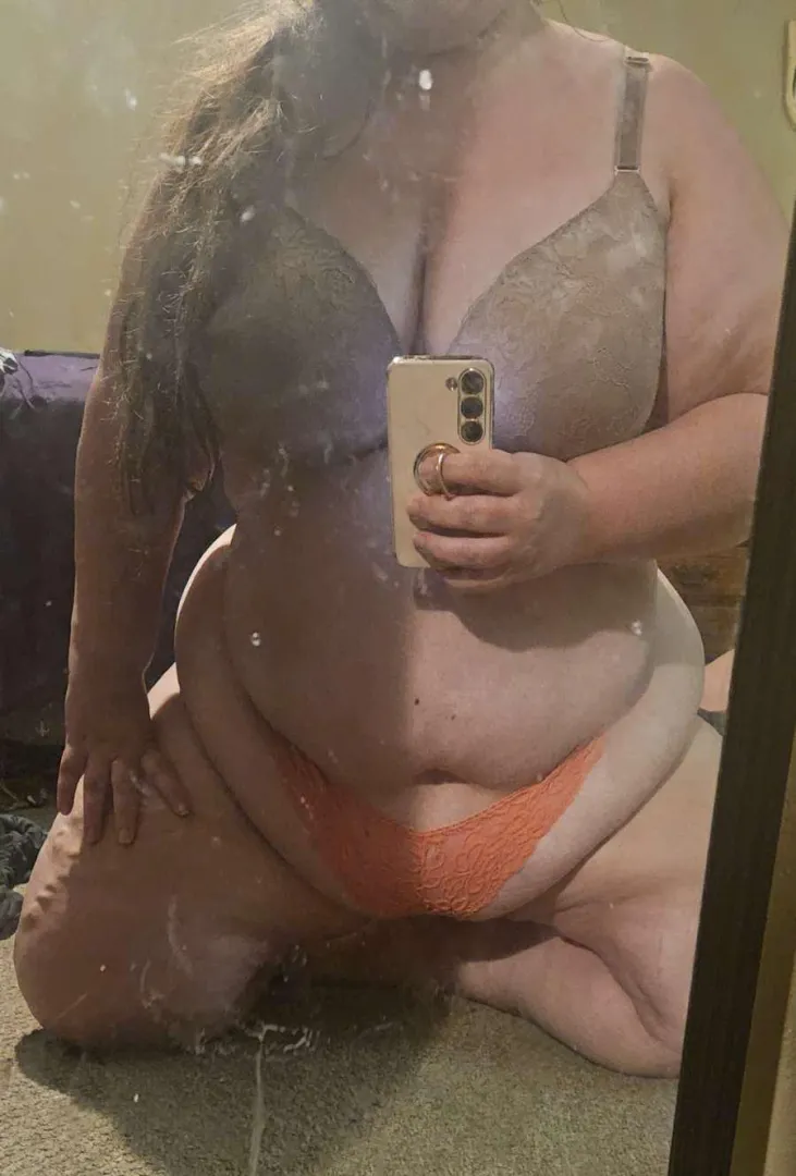 Things I need to be happy: food, dick, attention and pretty things