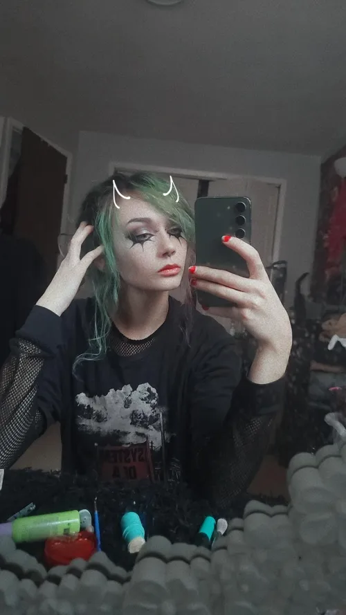 ‍♀️Think youll be the one to make this goth brat smile?