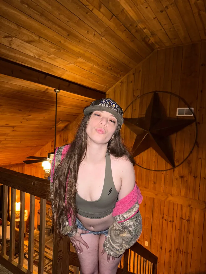 This country slut is ready for u to go down & have yourself a feast