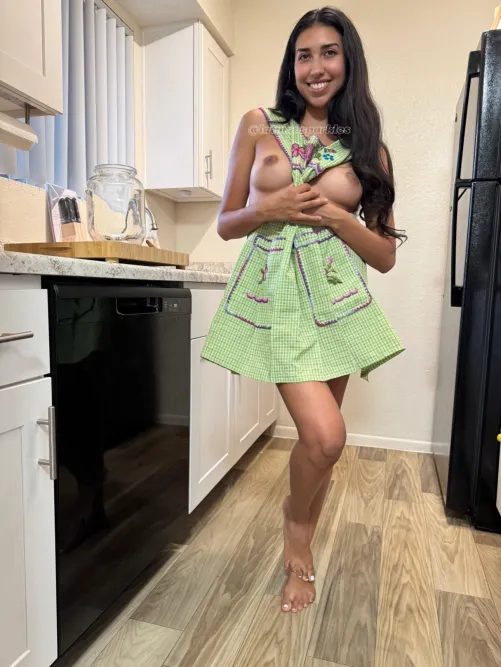 This is how Mexican girls cook for u..;)