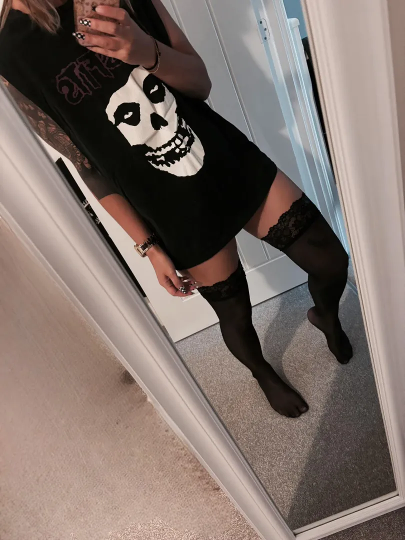 This is me! ❤️ Hi, thought I’d finally introduce myself! My names Hayley, Im 30, been selling for a few months but new to Reddit. I sell worn items only and some feet pics, but come say hi and I can show you what stock I have  (UK)