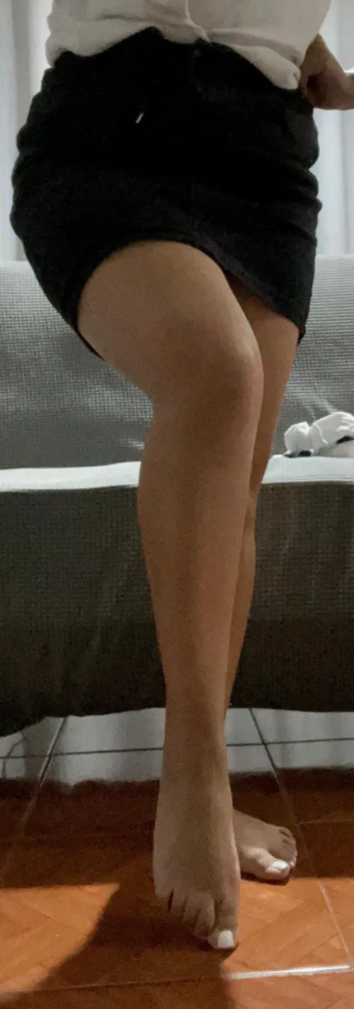 This miniskirt wearing barefeet latina is your Valentine's gift (oc)
