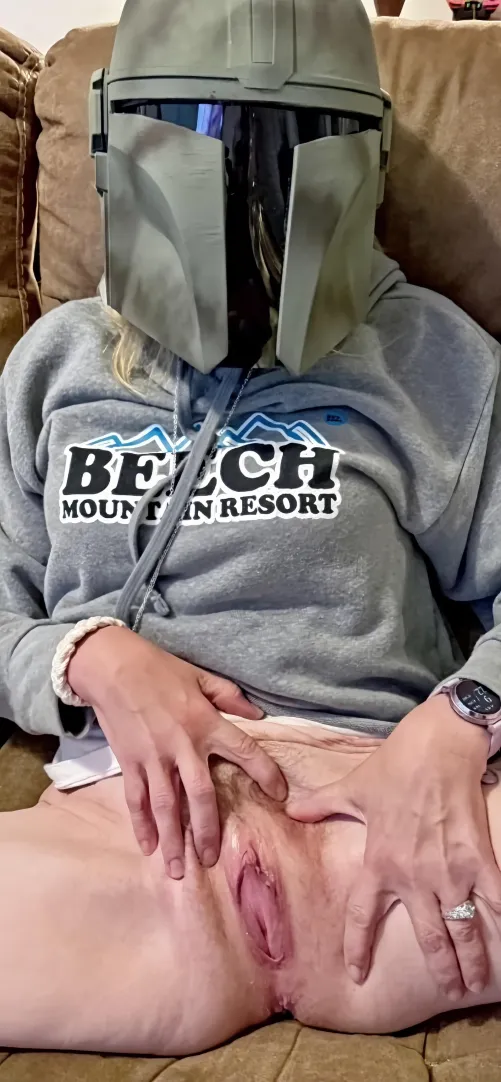 This pulsing Mandalorian slit begs to be wrecked—grind slow, then brutal. Make me gush, shatter, beg louder… your crown soaked in my surrender.