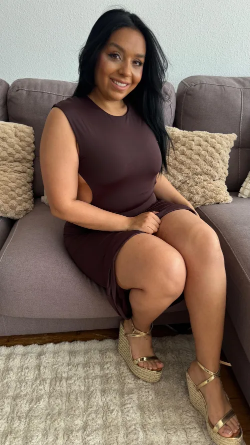 This smile gets me compliments... but it’s my curves that keep your hands reaching.