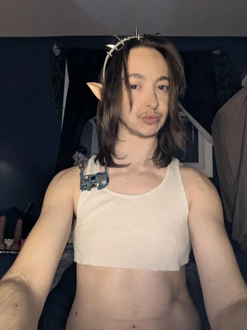 This steampunk elf makes all their gear from scratch ⚙️