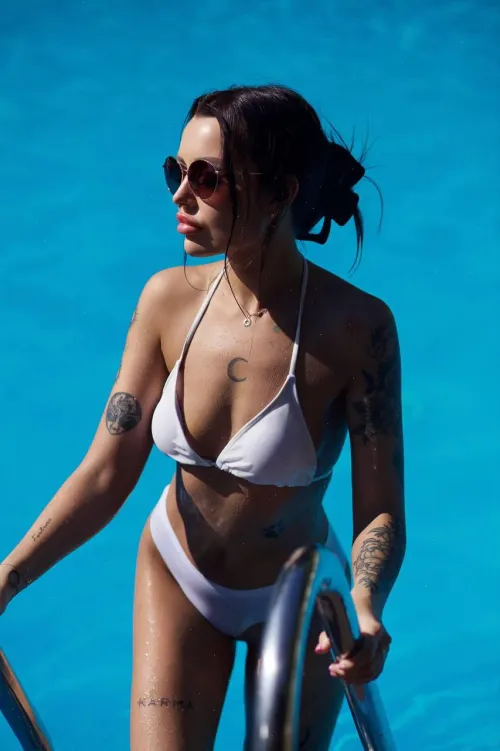 this white bikini fits me perfectly, right?