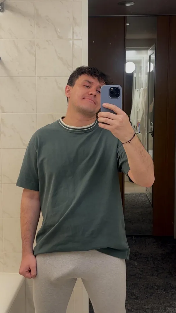 Time to hit the hotel gym. Would I distract your workout in those?