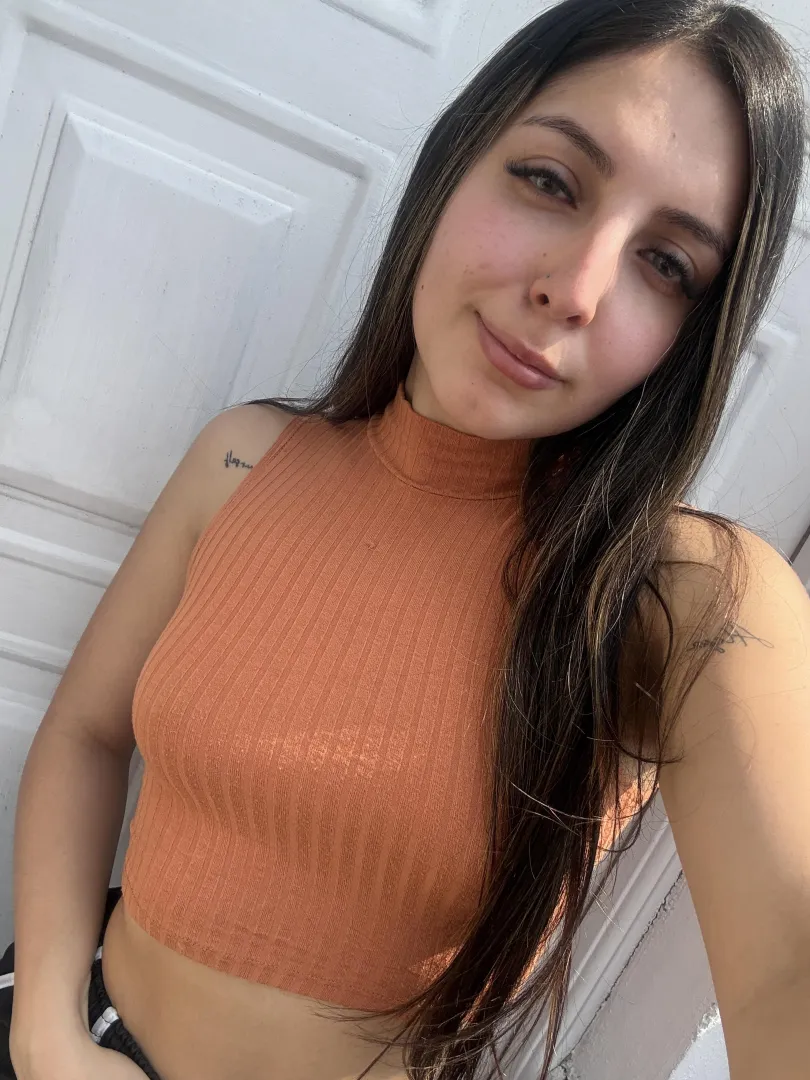 Tiny waist, perfect for your strong grip tonight.