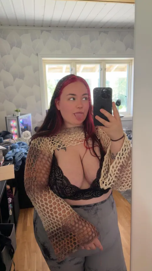 too cute on this pic and it is a sin not to share lol