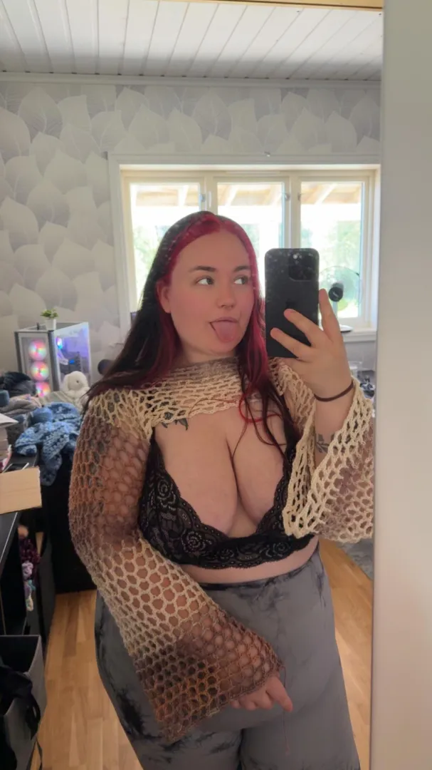 too cute on this pic and it is a sin not to share lol