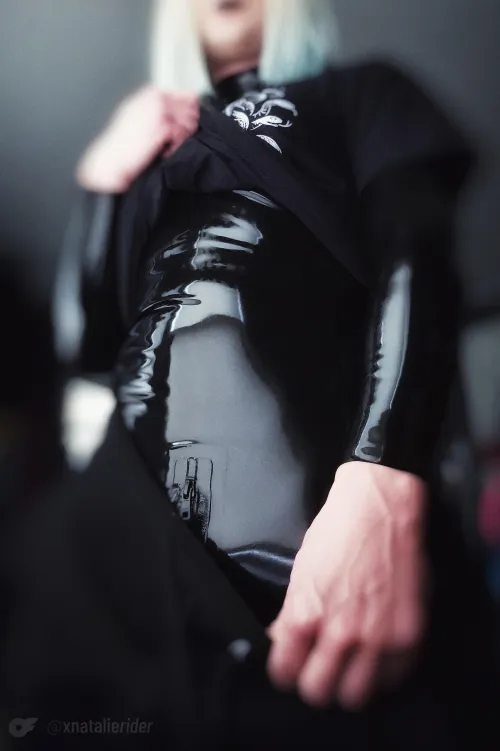 Trying to be inconspicuous til i get to the photoshoot