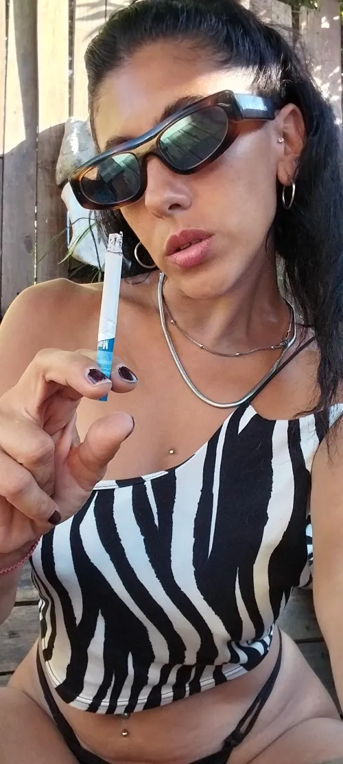 Tu milf fumadora latina muy caliente como el fuego de mi cigarrillo