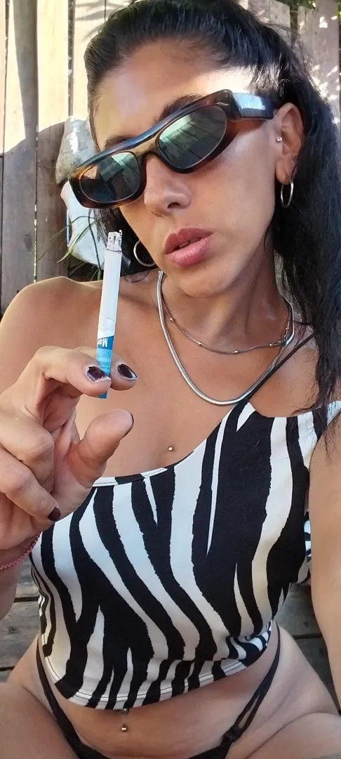 Tu milf fumadora latina muy caliente como el fuego de mi cigarrillo