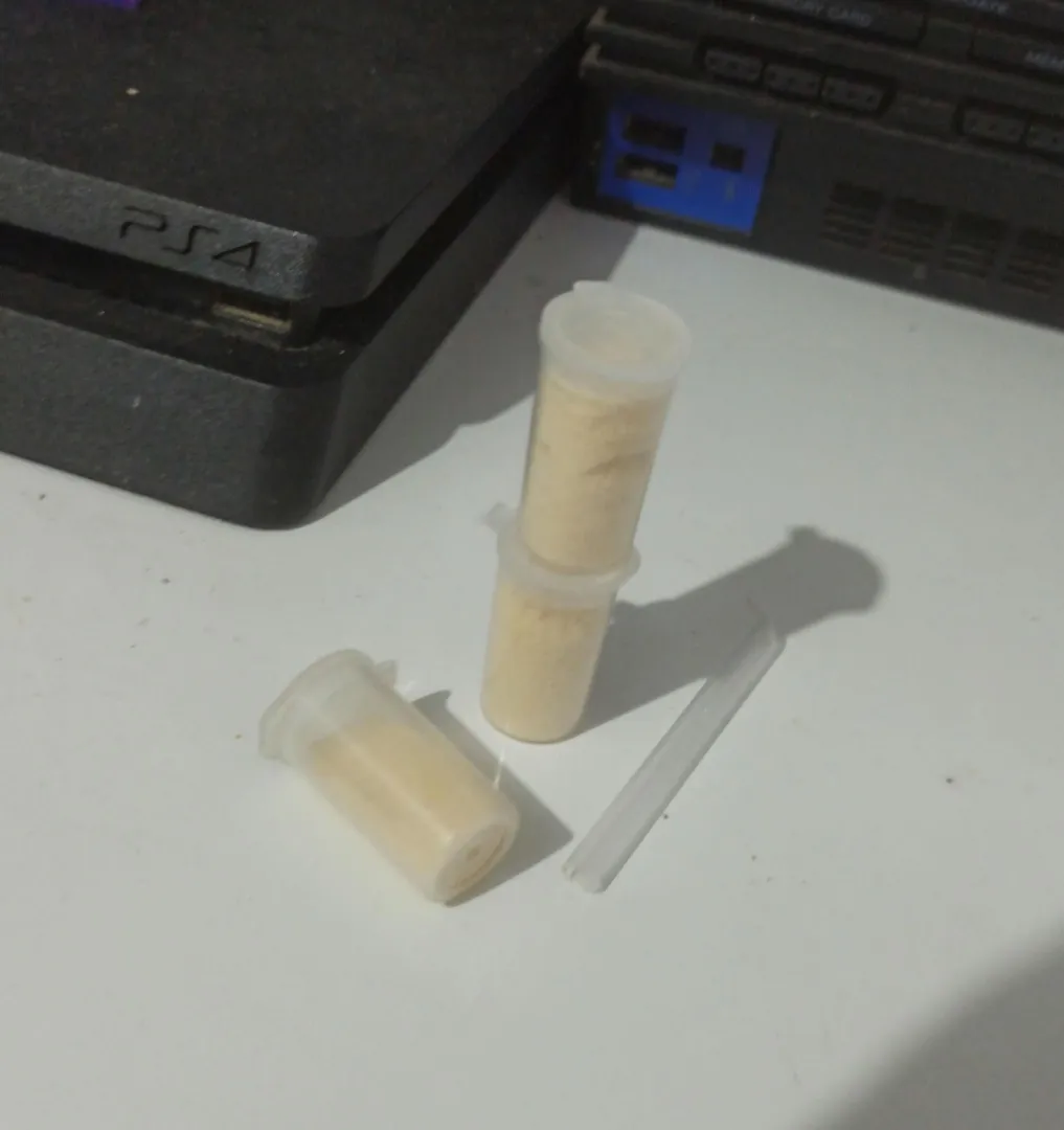 tô usando essa aqui (estranha, eu sei, já q é amarela) mas curto pra caramba ela só q eu queria mto saber do pq dessa cor? vcs sabem oq podem ter misturado aí pra ficar assim?