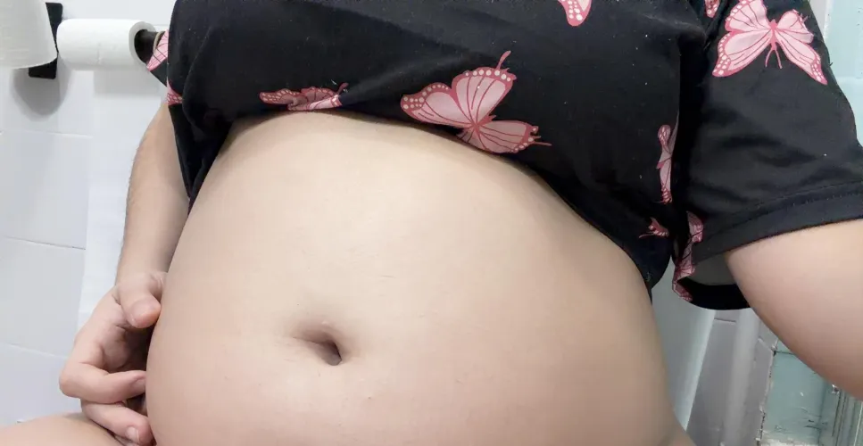 Una gorda a la que ya no le queda la ropa en busca de un feeder, te gustaría ver más de mi barriga o a mi atiborrarme? Telegm: @mktt03