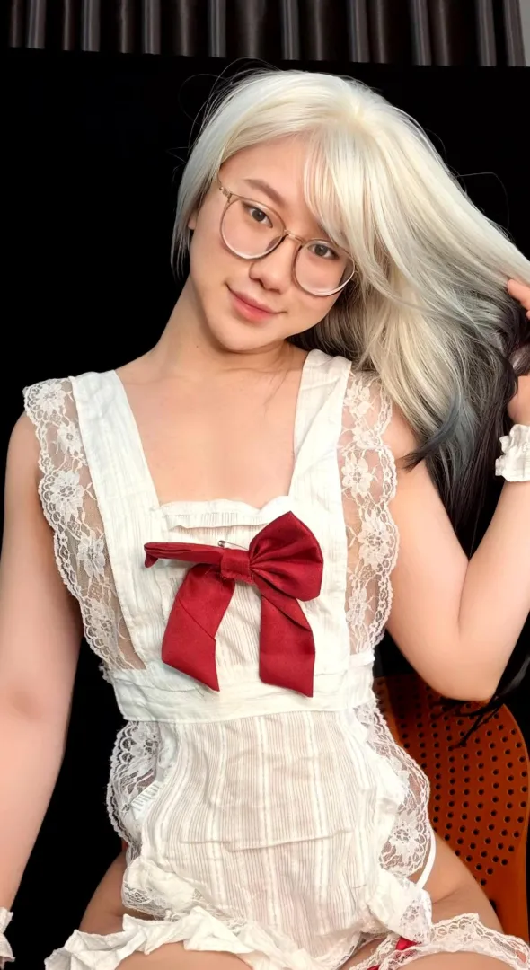 Use this emo girl rn