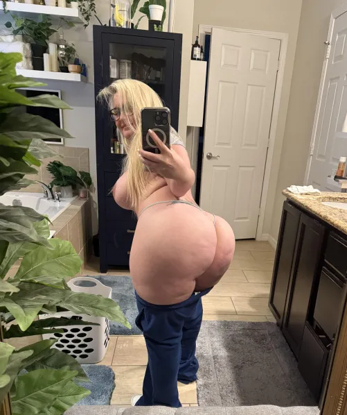 Voluptuous mom bod (f)