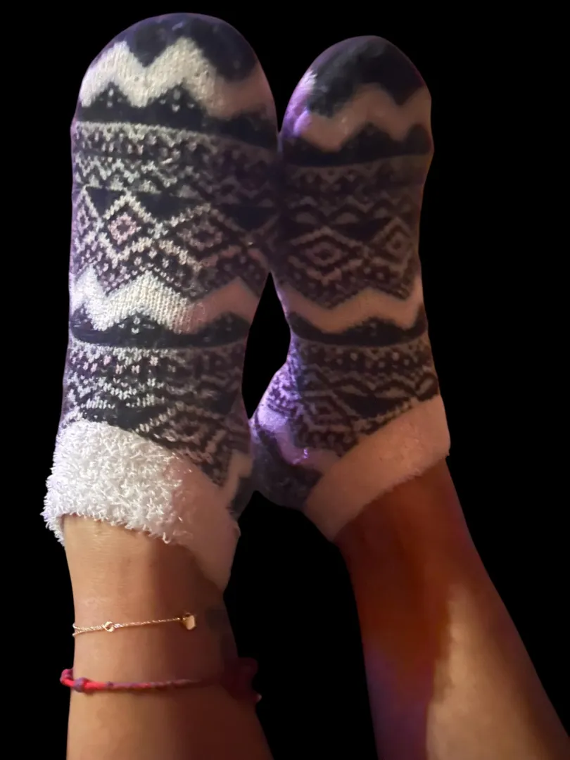 Warm toes even warmer……❤️Mia