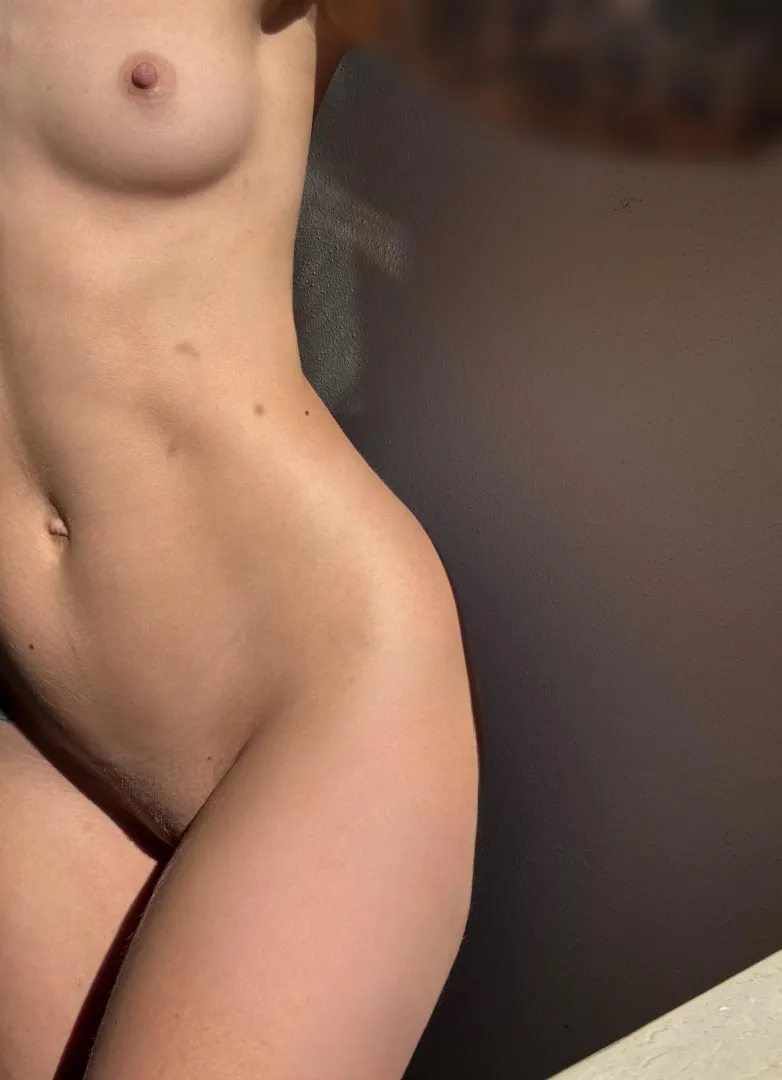 Warme Sonnenstrahlen auf der nackten Haut  (F)