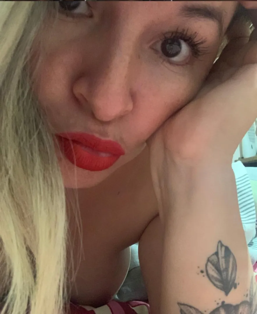 We can sext while you show me how hard you are, I'll show you how horny I get...