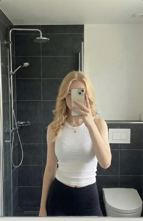 Wer besorgt es einer privilegierten deutschen Schlampe vorm Spiegel 