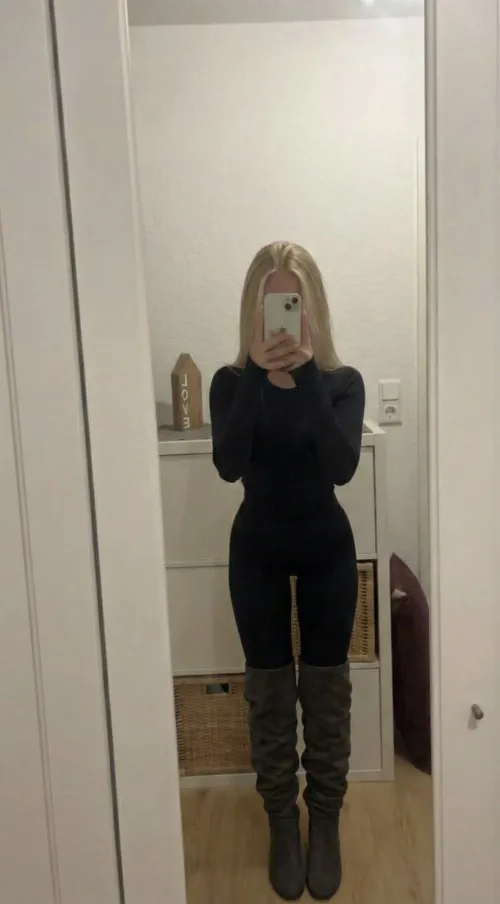 Wer von euch White Boys geht vor einer Snowbunny wie mir auf die Knie und leckt die Stiefel sauber? 