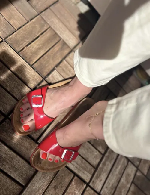 What do you think: red nails… and red Birkenstocks – a dangerous combo or a secret summer crush? ❤️