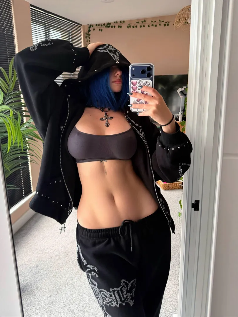 what's hidden under my warm clothes ;)