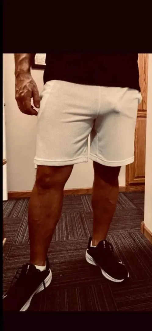 White shorts show off the sun tan. ☀️