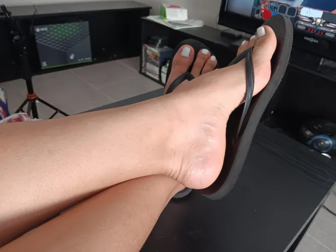 White toes and black flip flops!