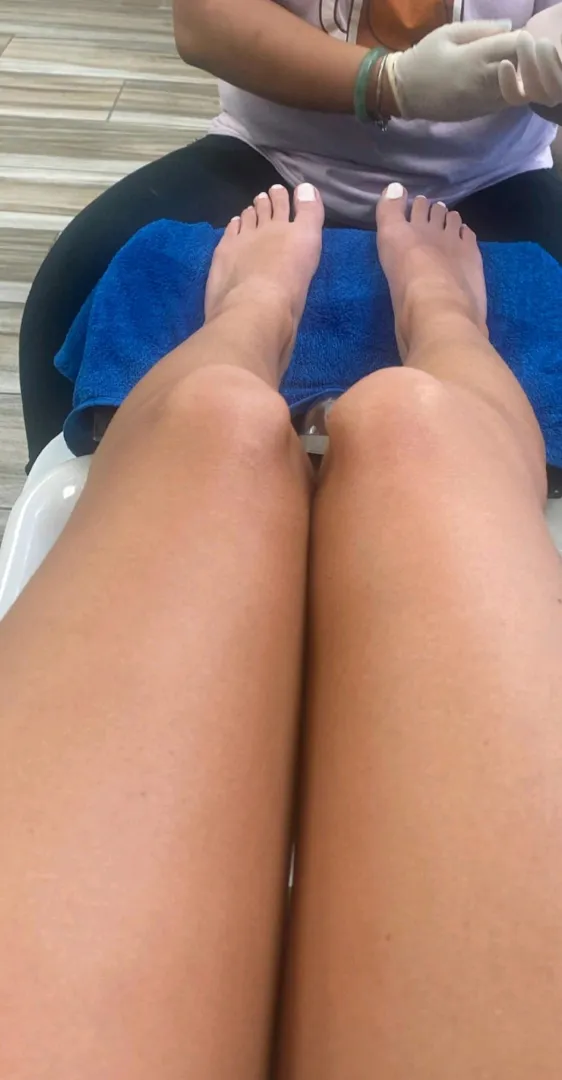White toes + tanned legs = your new obsession 