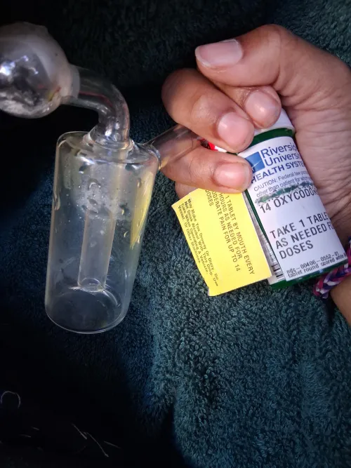 Who Fux W Cloudz N' Pillz? Come Pop some N Smoke w Us