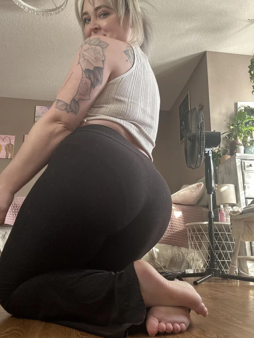 Who loves my bare feet