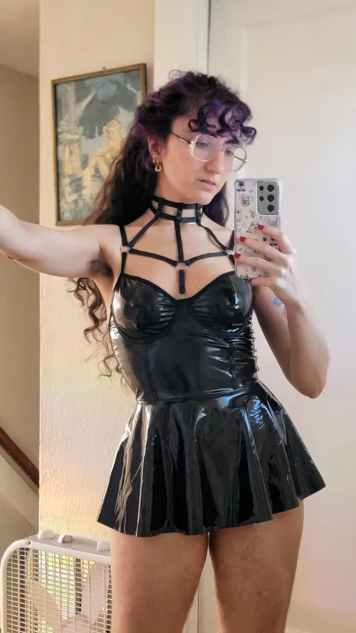 Who wants to be Dommed by a Jewish Babe? 👀 (can't be me, I'm tooooo subby, but the outfit sure is fun!)