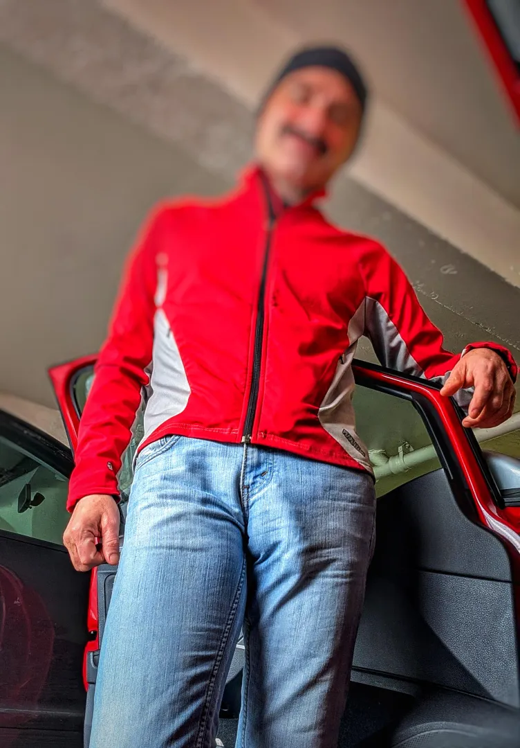 Whoever was at the grocery store this morning got a good show. My favorite jeans for freeballing.