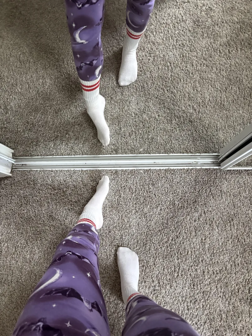 why do simple white socks on pretty feet make you so weak..?