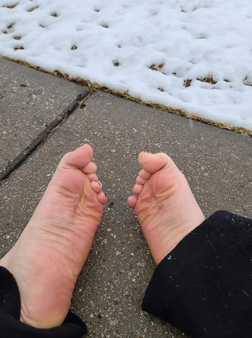 Wife showing off those Thicc warm soles on a cold ass Texas day