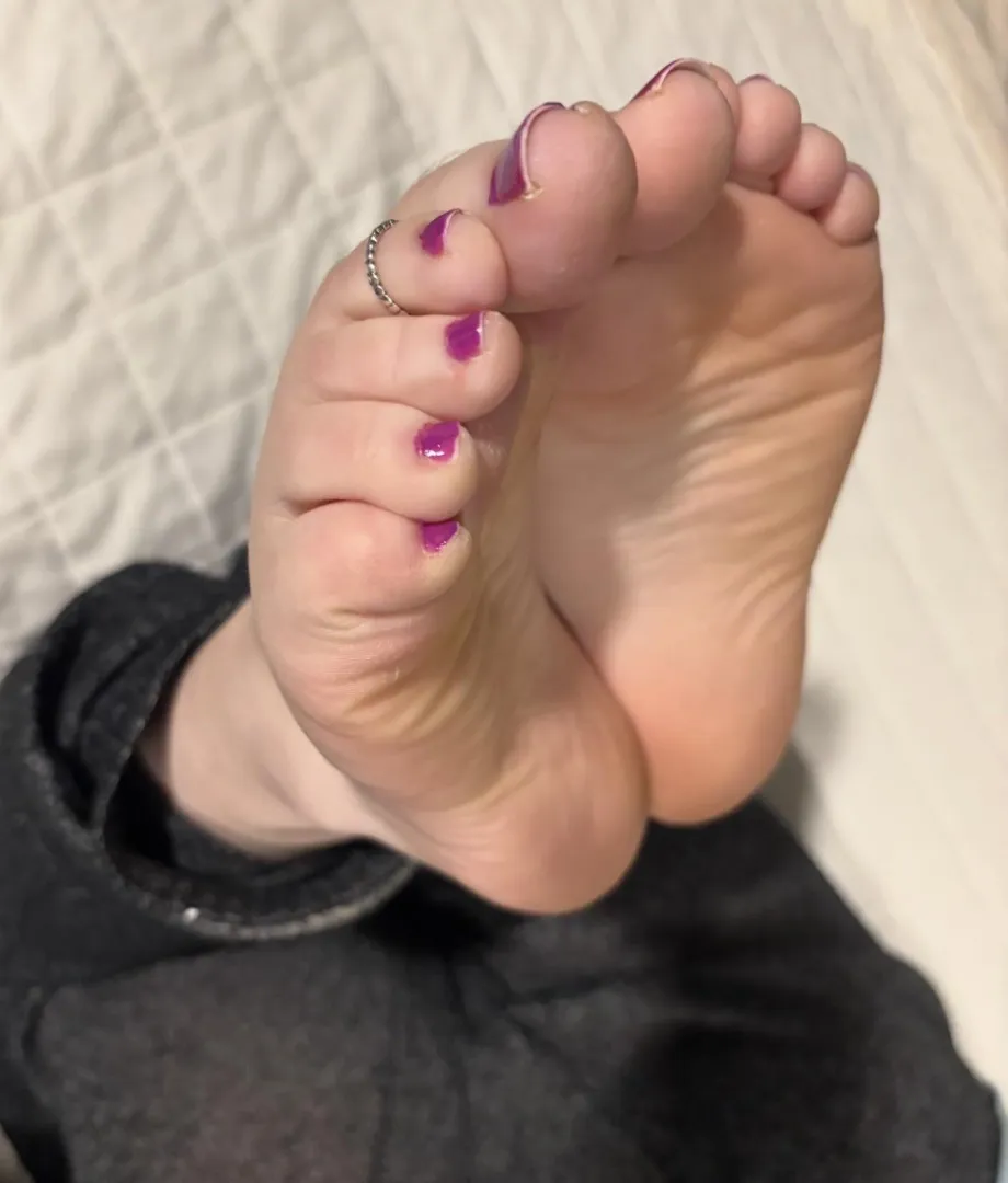 Wife’s smelly soles and toes.
