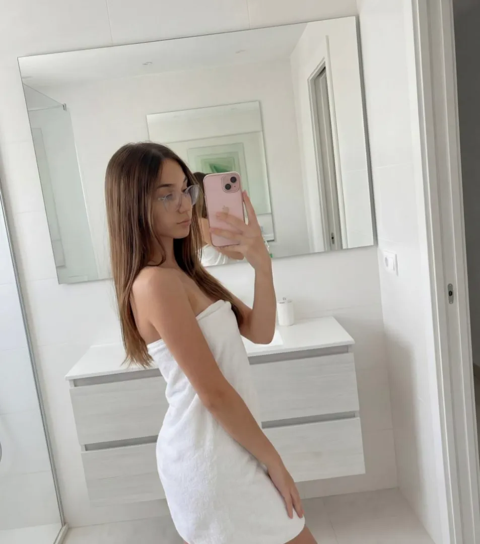 will be deleting in 12hrs but whoever says yes gets some nudes as always