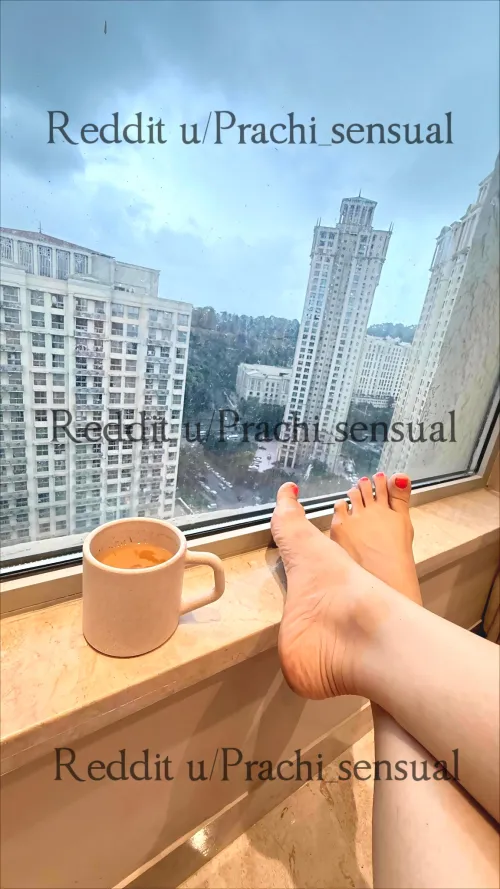 Window view, warm tea… and a little something extra for the ones who look down first ☕