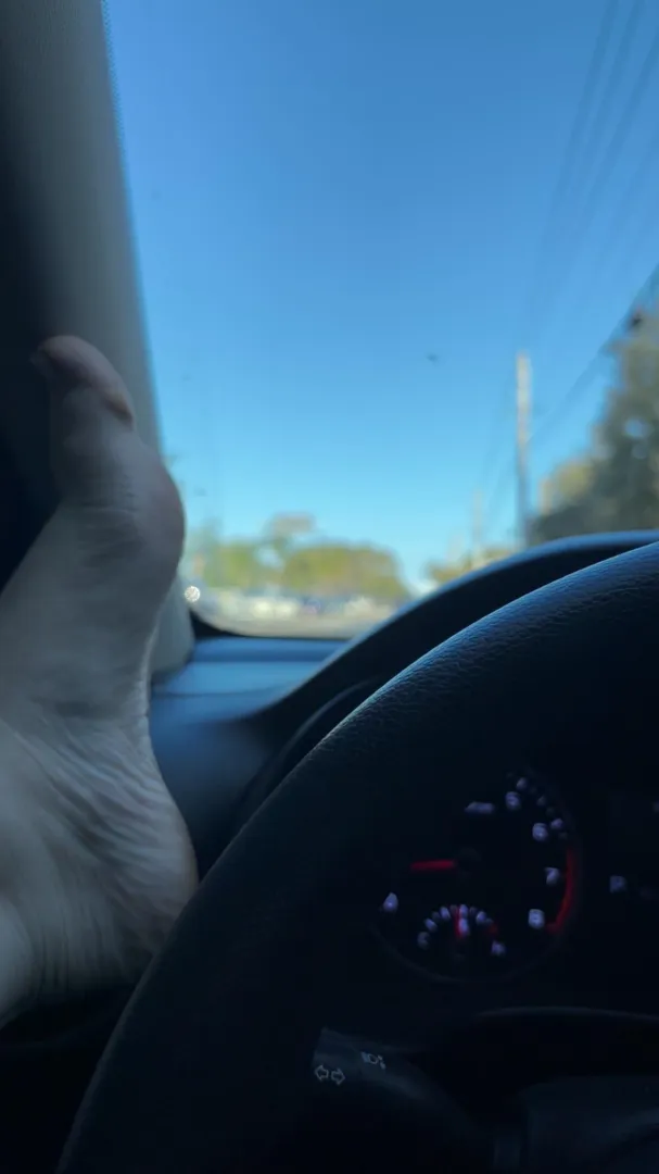 Windshield feet