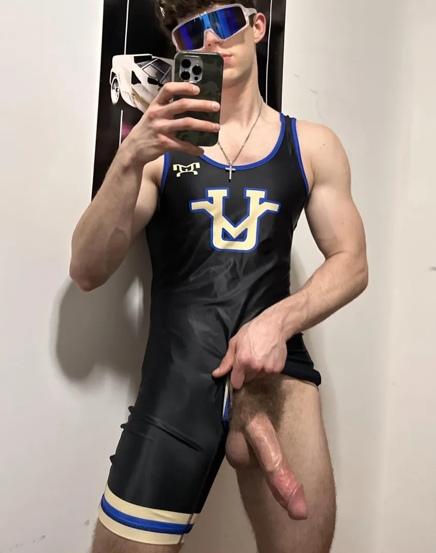 Wish my singlet wasn't so tight cuz I can never hide this thing very well on the mat lmfaoo [21]