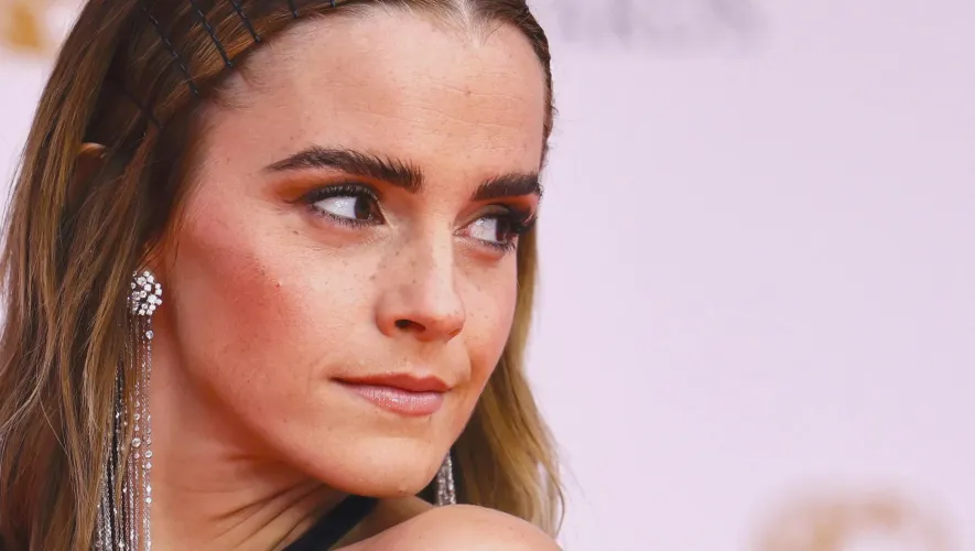 With this sharp gaze and attitude, Emma Watson makes it clear that she knows everything about all of us here and that there is no escaping her decisions!!!