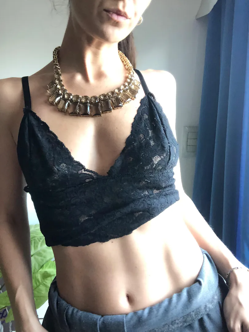 Wonder who want suck my belly